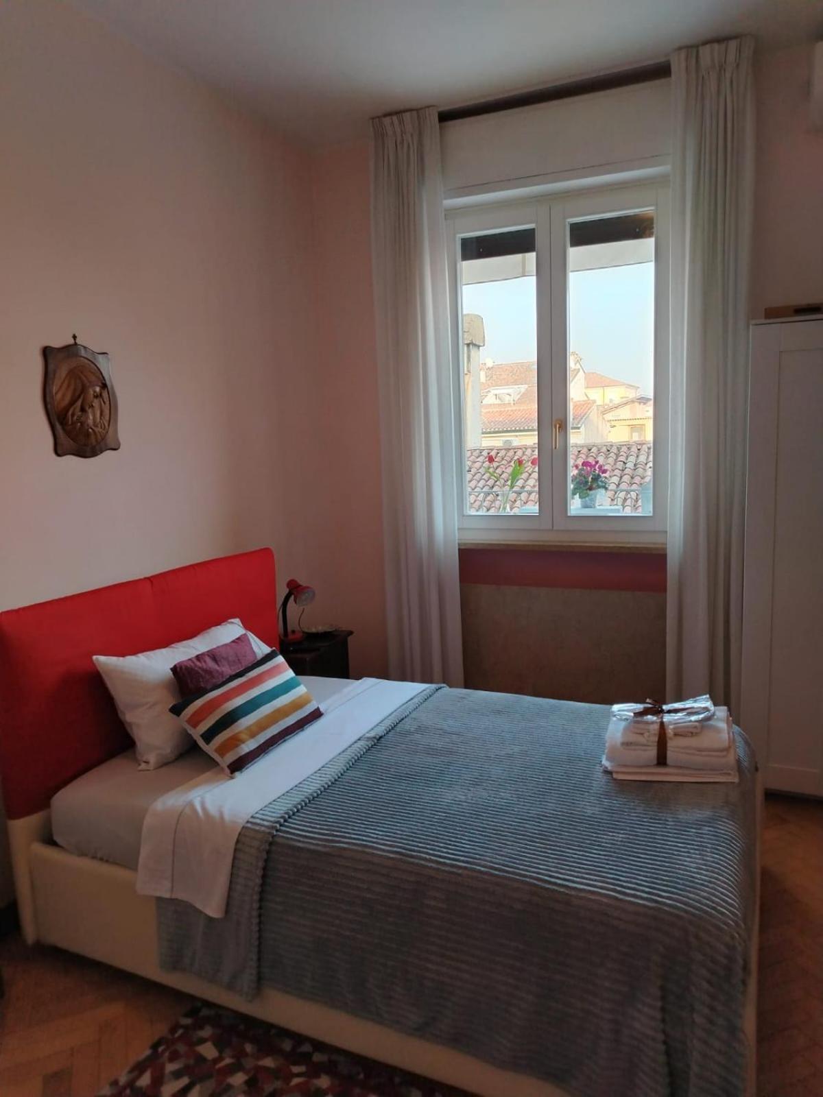 B&B Califano- 2 Leoni Верона Екстериор снимка