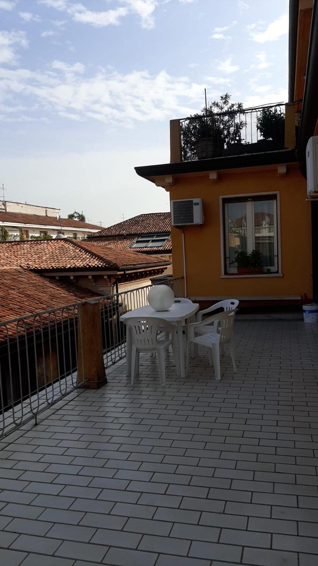 B&B Califano- 2 Leoni Верона Екстериор снимка